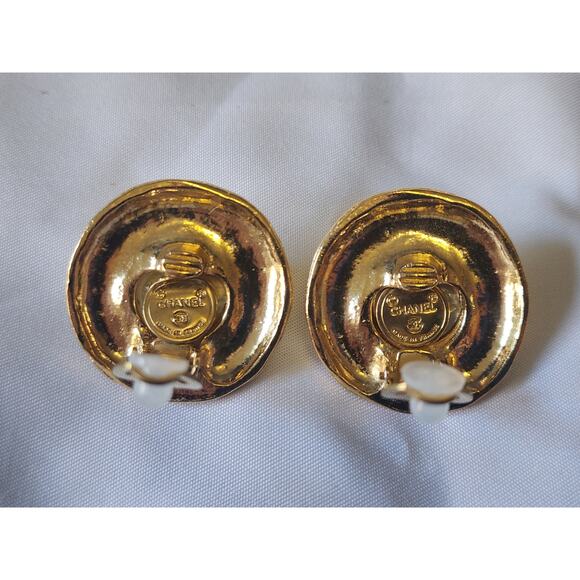 US BASED Authentic Vintage CHANEL Clip On Pearl & Gold Tone Earrings w Dust Bag - Picture 7 of 10